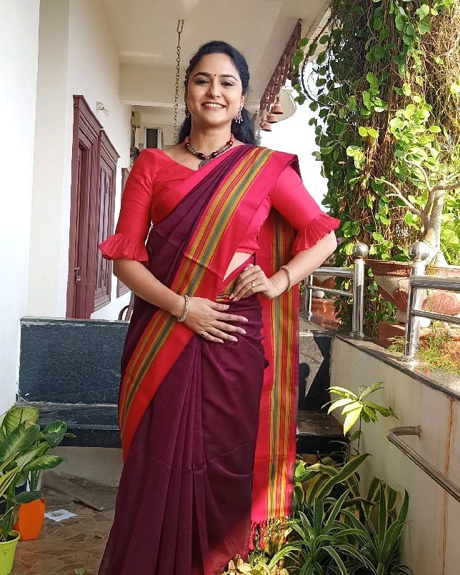 TELUGU TV ANCHOR KASI ANNAPURNA STILLS IN MARRON SAREE 8